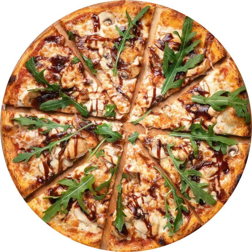 Pokrojona pizza z kurczakiem, sosem barbecue i rukolą