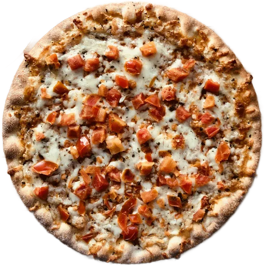 Biała pizza z boczkiem i kostkami pomidora, widok z góry