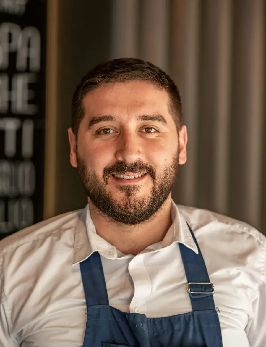 Marcin Zawada, szef kuchni pizzerii Rumiana, w granatowym fartuchu