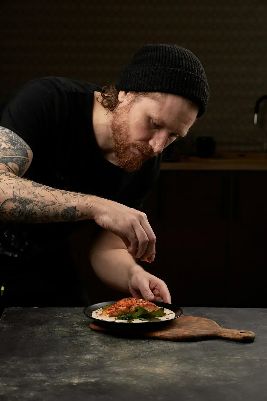 Bartek Czyż z kuchni sezonowej pizzerii Rumiana układa danie na talerzu